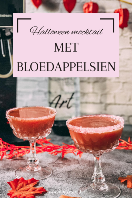 Halloween Mocktail met Bloedappesliena getopt met bruisend water