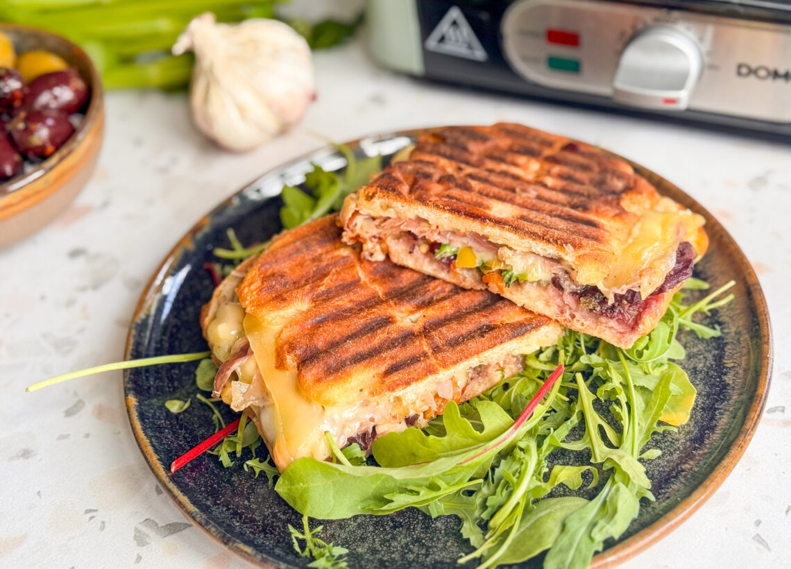 Krokante Italiaanse croque met slaatje.