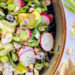 Salade met avocado, komkommer en radijs